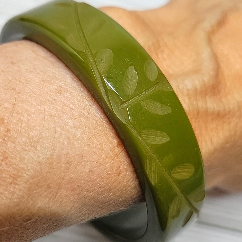 VTG Bakelite Carved Bangle Bracelet  "Spinach" Green Simichrome Tested 8"